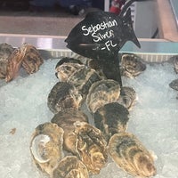 3/14/2022 tarihinde Matt F.ziyaretçi tarafından Captain &amp;amp; Krewe Seafood Market &amp;amp; Raw Bar'de çekilen fotoğraf