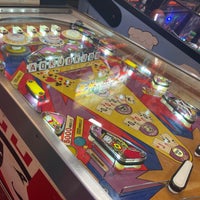 Foto diambil di JiLLy&amp;#39;s Arcade oleh Lindsey Q. pada 9/9/2022