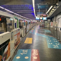 Photo taken at Monorail Hamamatsuchō Station (MO01) by ねぎ on 4/20/2024