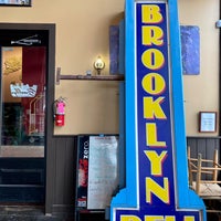 2/2/2022 tarihinde Erin C.ziyaretçi tarafından Brooklyn Deli &amp;amp; Lounge'de çekilen fotoğraf