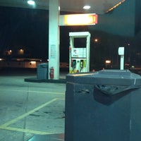 รูปภาพถ่ายที่ Shell Station โดย abu f. เมื่อ 11/8/2012