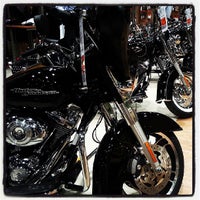 Foto tirada no(a) Bahia Harley-Davidson por Marcio F. em 8/1/2013