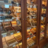 Foto tirada no(a) Bayside Cigars por R T. em 2/4/2024