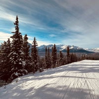 Photo taken at Lake Louise Ski Area &amp;amp; Mountain Resort by Howard H. on 1/2/2023