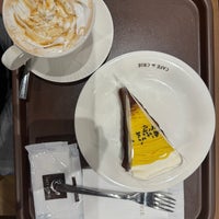 Photo taken at CAFÉ de CRIÉ by 光平 伊. on 11/26/2023
