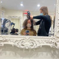 Foto scattata a Magnifique Hair Salon da Lauren il 1/31/2021