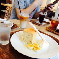Photo taken at Village Cafe 鎌倉小町通り店 by かとらっしゅ on 9/9/2015