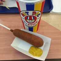 Das Foto wurde bei Hot Dog on a Stick von Magwheels am 12/10/2014 aufgenommen