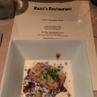Das Foto wurde bei Razz&amp;#39;s Restaurant &amp;amp; Bar von Sulena R. am 11/7/2015 aufgenommen
