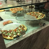 Снимок сделан в Joe&amp;#39;s Pizza Downtown LA пользователем Bill C. 5/4/2017