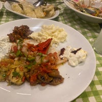 Foto diambil di Asma Altı Ocakbaşı Restaurant oleh M pada 3/29/2022