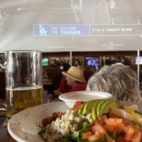 Foto scattata a Legends Sports Bar &amp;amp; Restaurant da bearlopez il 4/8/2022
