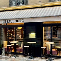 12/27/2021 tarihinde Le Faubourg Caféziyaretçi tarafından Le Faubourg Café'de çekilen fotoğraf