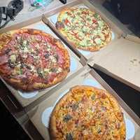 Foto tomada en Whitecaps Pizza  por Tanushree B. el 1/1/2022