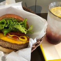 Photo taken at Freshness Burger by おざきゅう on 7/20/2022