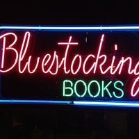 Foto tirada no(a) Bluestocking Books por Ira S. em 1/20/2013