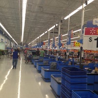 5/13/2013 tarihinde Garry C.ziyaretçi tarafından Walmart Supercentre'de çekilen fotoğraf