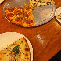 2/3/2022 tarihinde Sahand H.ziyaretçi tarafından Greenville Avenue Pizza Company'de çekilen fotoğraf