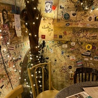 Foto scattata a Csendes Vintage Bar &amp;amp; Cafe da Edit B. il 2/13/2022