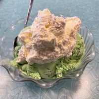 Foto diambil di Krisch&amp;#39;s Restaurant &amp;amp; Ice Cream Parlour oleh Mari S. pada 6/6/2023