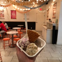 Das Foto wurde bei Jeni&#39;s Splendid Ice Creams von Almi am 10/4/2019 aufgenommen