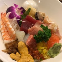 2/18/2017 tarihinde Anna Y.ziyaretçi tarafından Toshi Sushi'de çekilen fotoğraf