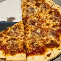 Снимок сделан в Pizzeria Ora - Chicago Style Pizza пользователем Anna Y. 8/31/2022