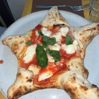4/21/2022 tarihinde Meryl B.ziyaretçi tarafından Pizzeria O&amp;#39; Vesuvio Napoletana Forno Legna'de çekilen fotoğraf