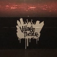 รูปภาพถ่ายที่ Village Theatre โดย Sarah B. เมื่อ 4/6/2016