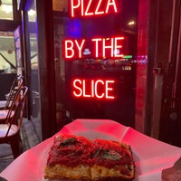 2/28/2022 tarihinde Hannah R.ziyaretçi tarafından Square Pizza Co.'de çekilen fotoğraf