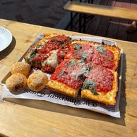 6/19/2022 tarihinde Hannah R.ziyaretçi tarafından Square Pizza Co.'de çekilen fotoğraf