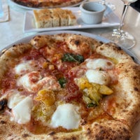 Снимок сделан в Angelina&amp;#39;s Pizzeria Napoletana пользователем Becca K. 4/19/2022