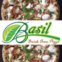 3/5/2016 tarihinde Basil Brick Oven Pizzaziyaretçi tarafından Basil Brick Oven Pizza'de çekilen fotoğraf