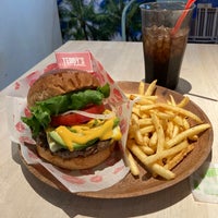 Photo taken at Teddy&amp;#39;s Bigger Burgers by 花 on 5/30/2022