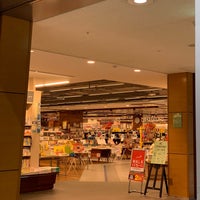 Photo taken at Books Kinokuniya by Shuzo H. on 12/31/2018