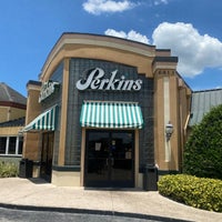 Foto diambil di Perkins Restaurant &amp;amp; Bakery oleh Jefferson C. pada 5/14/2022