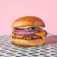 3/3/2022 tarihinde Sold Out Burgerziyaretçi tarafından Sold Out Burger'de çekilen fotoğraf