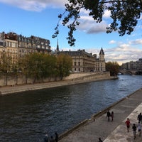 Photo taken at Pont Neuf by Anthony A. on 11/5/2016