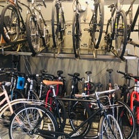 Foto diambil di Velowood Cyclery oleh Manny H. pada 11/13/2018