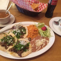 Foto diambil di Tacos Locos oleh T G. pada 5/8/2016