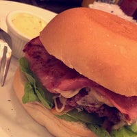 Photo taken at Respeitável Burger by Letícia A. on 2/19/2016