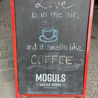 Photo prise au Moguls Coffee House par Thomas H. le8/17/2023