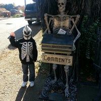 Das Foto wurde bei Davis Graveyard Halloween Display von Janice E. am 10/30/2013 aufgenommen