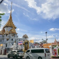 Photo taken at Wat Traimitr Withayaram by 瑞克斯 巴. on 10/31/2023