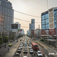 Photo taken at Ratchada-Lat Phrao Intersection Flyover by 瑞克斯 巴. on 4/10/2024