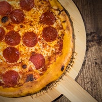 Das Foto wurde bei Castellano’s Pizza Bar von Castellano’s Pizza Bar am 5/10/2022 aufgenommen