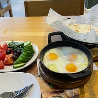 รูปภาพถ่ายที่ Zaatar w Zeit โดย Ziyad RJ เมื่อ 8/10/2023