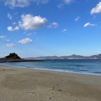 Photo taken at コスタ・デル・ソル (伊王島海水浴場) by やしだ on 2/20/2023