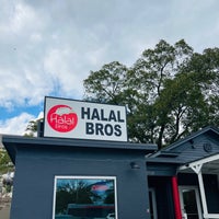 Foto tirada no(a) The Halal Bros por Kitty W. em 11/10/2022