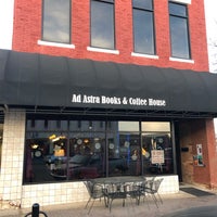 รูปภาพถ่ายที่ Ad Astra Books &amp;amp; Coffee House โดย Benton เมื่อ 12/19/2018